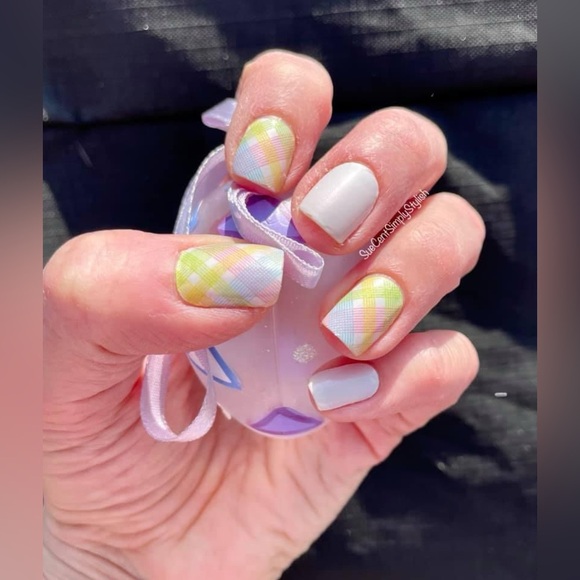 Bundle and Save -
Color Street - Spring Picnic - Picture 3 of 8